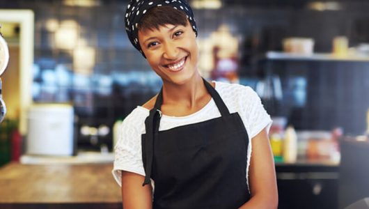 Recrutamento de pessoal asiático em cafés/bares